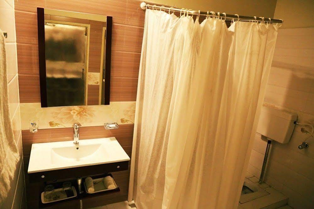 Hotel Marco Polo Lahore Esterno foto