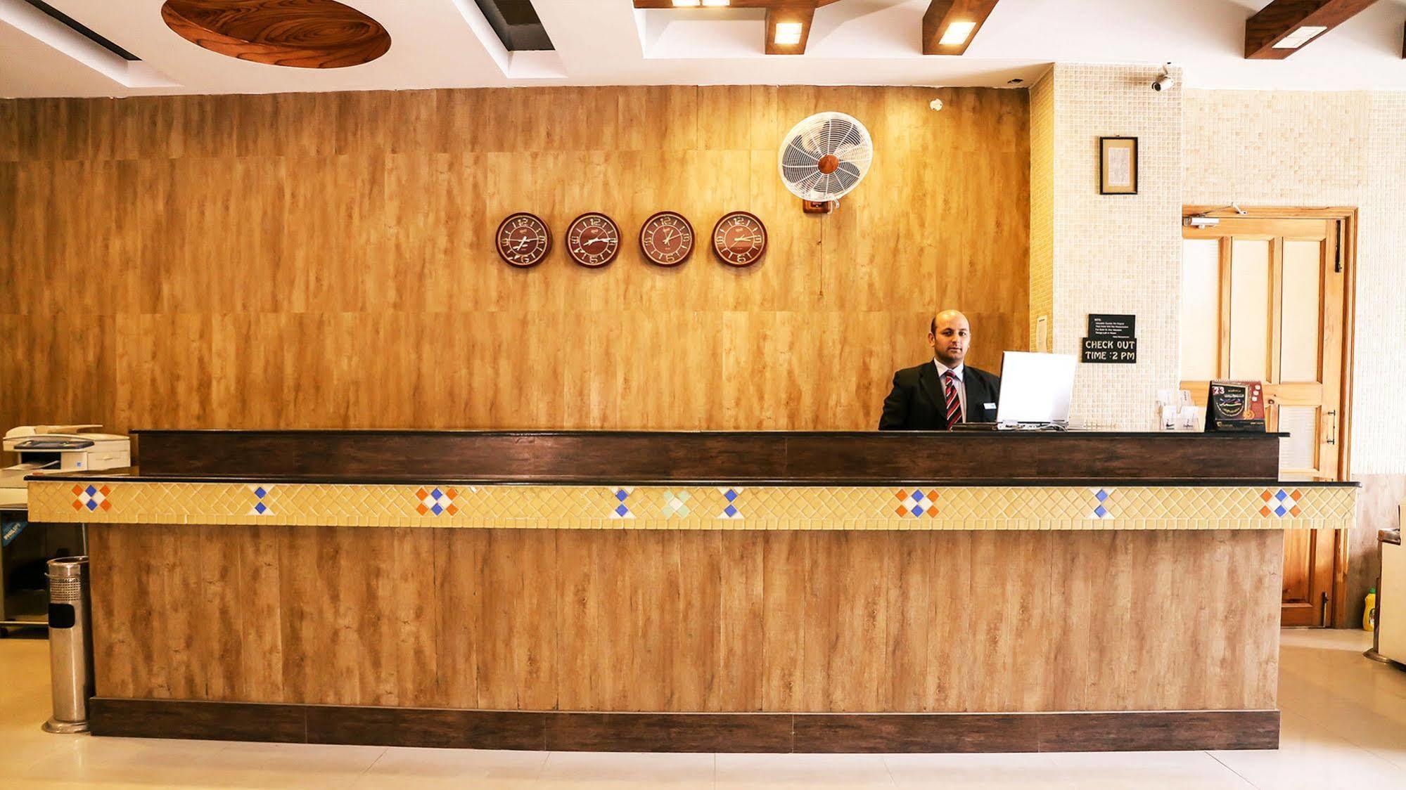 Hotel Marco Polo Lahore Esterno foto